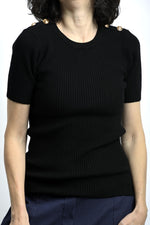 Detaliu cu nasturi pe umăr la tricou slim negru, accent discret cu rol estetic.