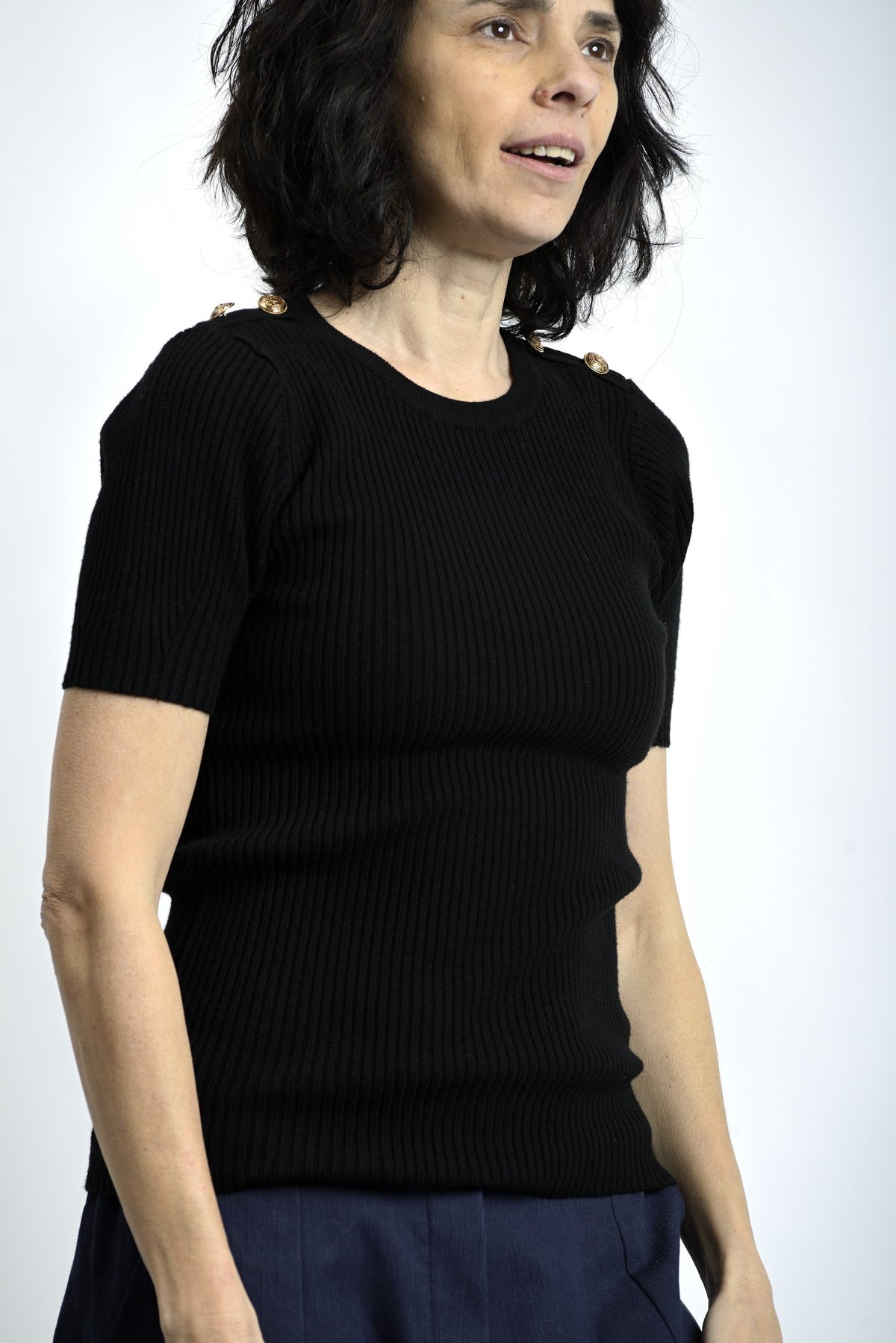 Tricou negru slim, cu nasturi decorativi pe umăr, mânecă scurtă și croială mulată, vedere frontală.