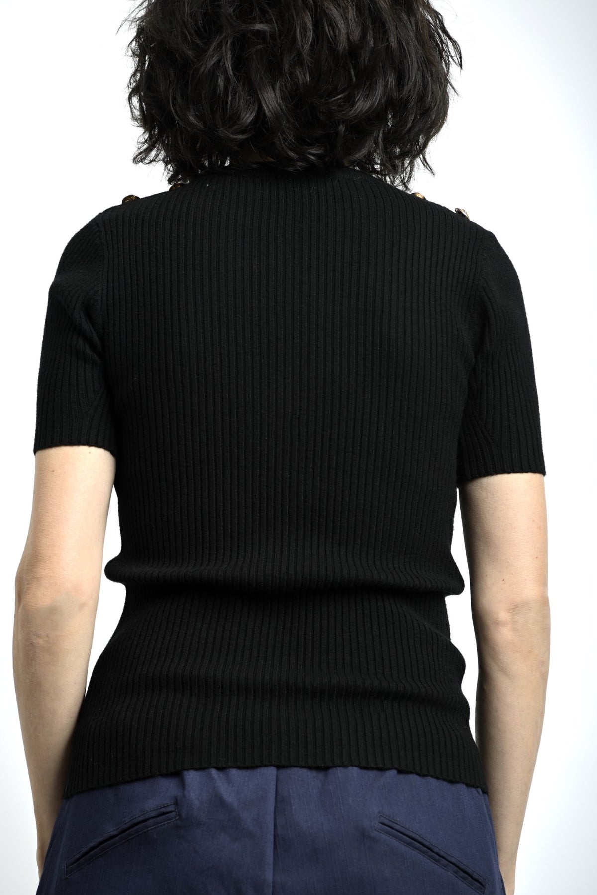 Tricou slim negru, vedere din spate, cu linie curată și finisaj minimalist.