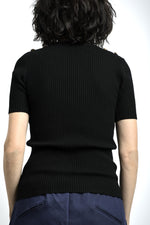 Tricou slim negru, vedere din spate, cu linie curată și finisaj minimalist.