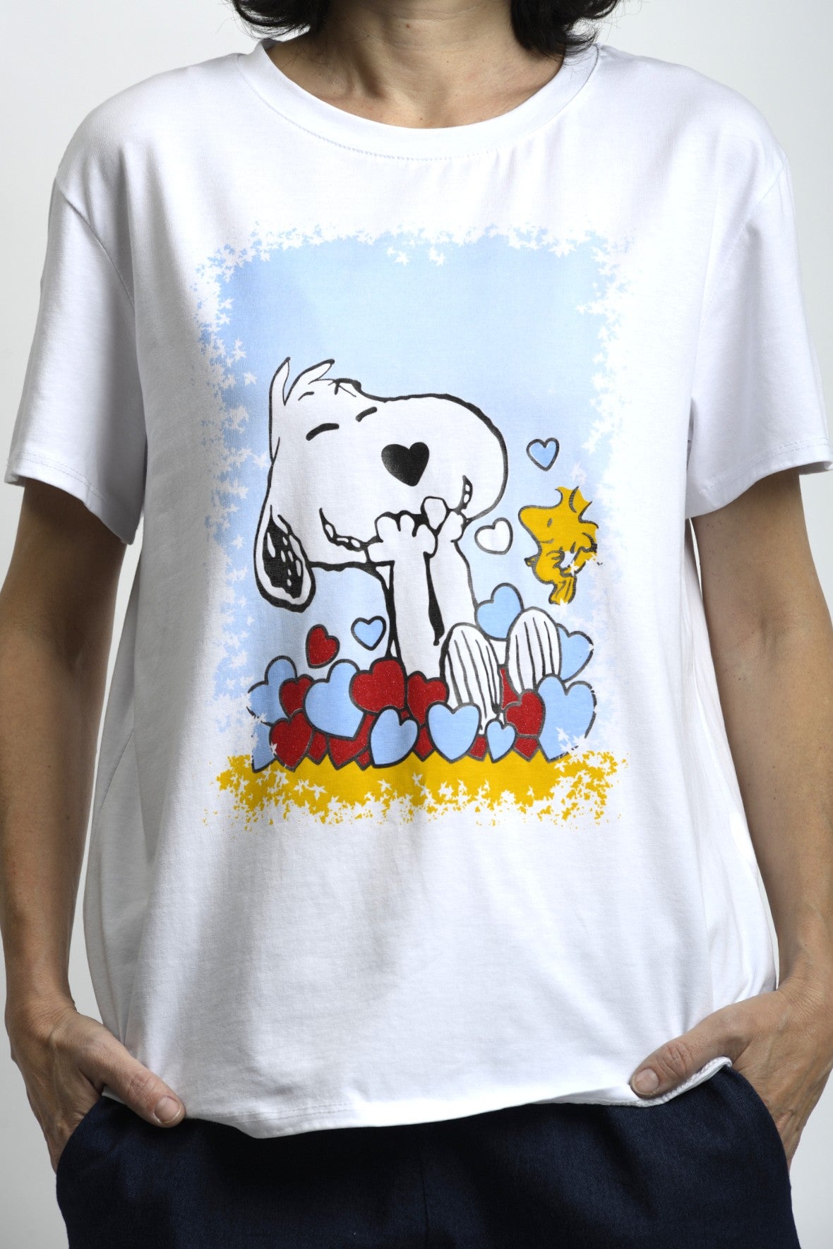 Tricou alb cu imprimeu Snoopy, vedere frontală, croială lejeră și mânecă scurtă, stil casual de zi.