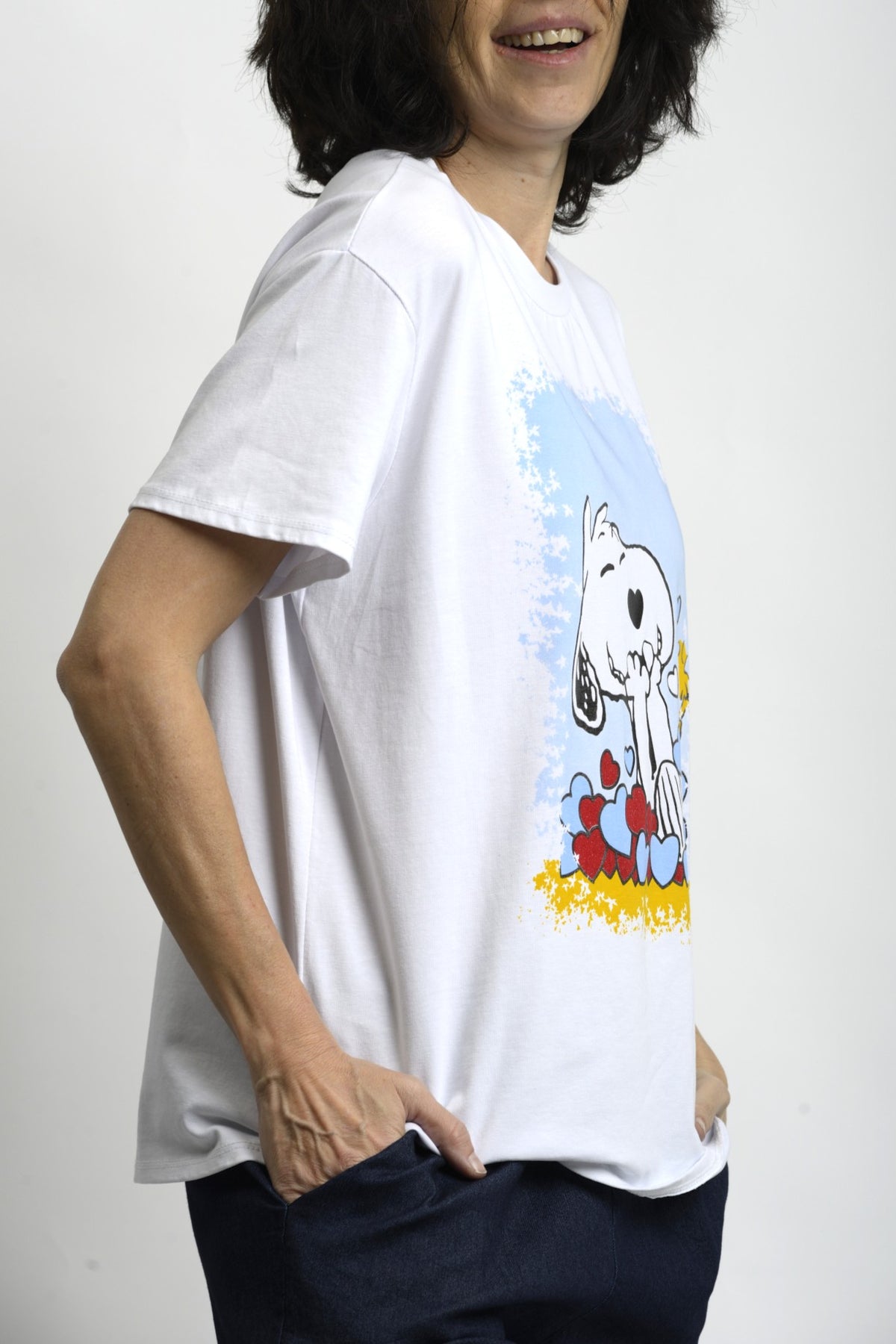 Vedere laterală tricou alb cu Snoopy, material lejer și cădere naturală pe corp.