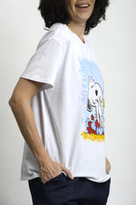 Vedere laterală tricou alb cu Snoopy, material lejer și cădere naturală pe corp.