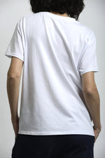 Tricou alb cu Snoopy, vedere din spate, design simplu și croială confortabilă.