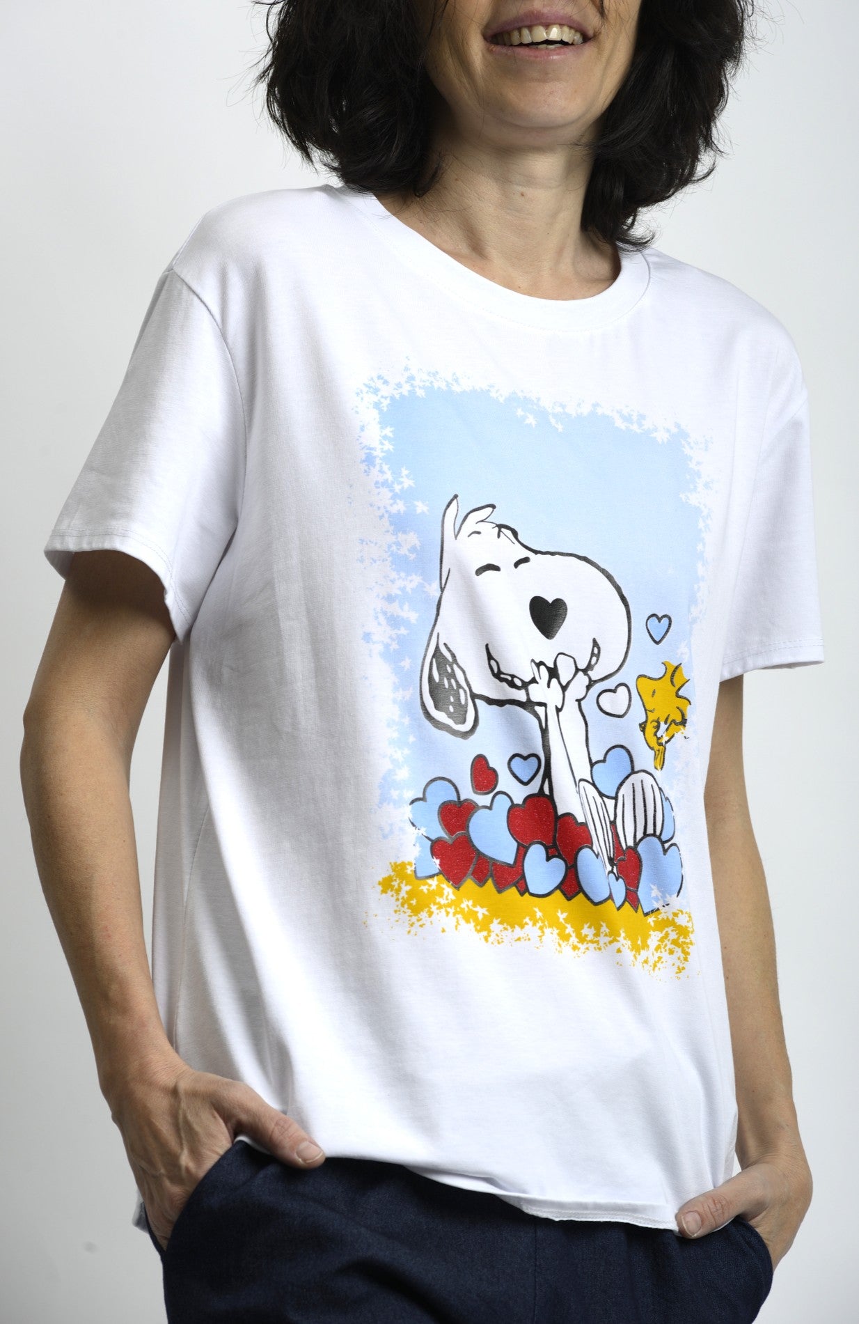 Tricou alb cu imprimeu Snoopy, vedere completă, stil relaxat, potrivit pentru ținute casual urbane.