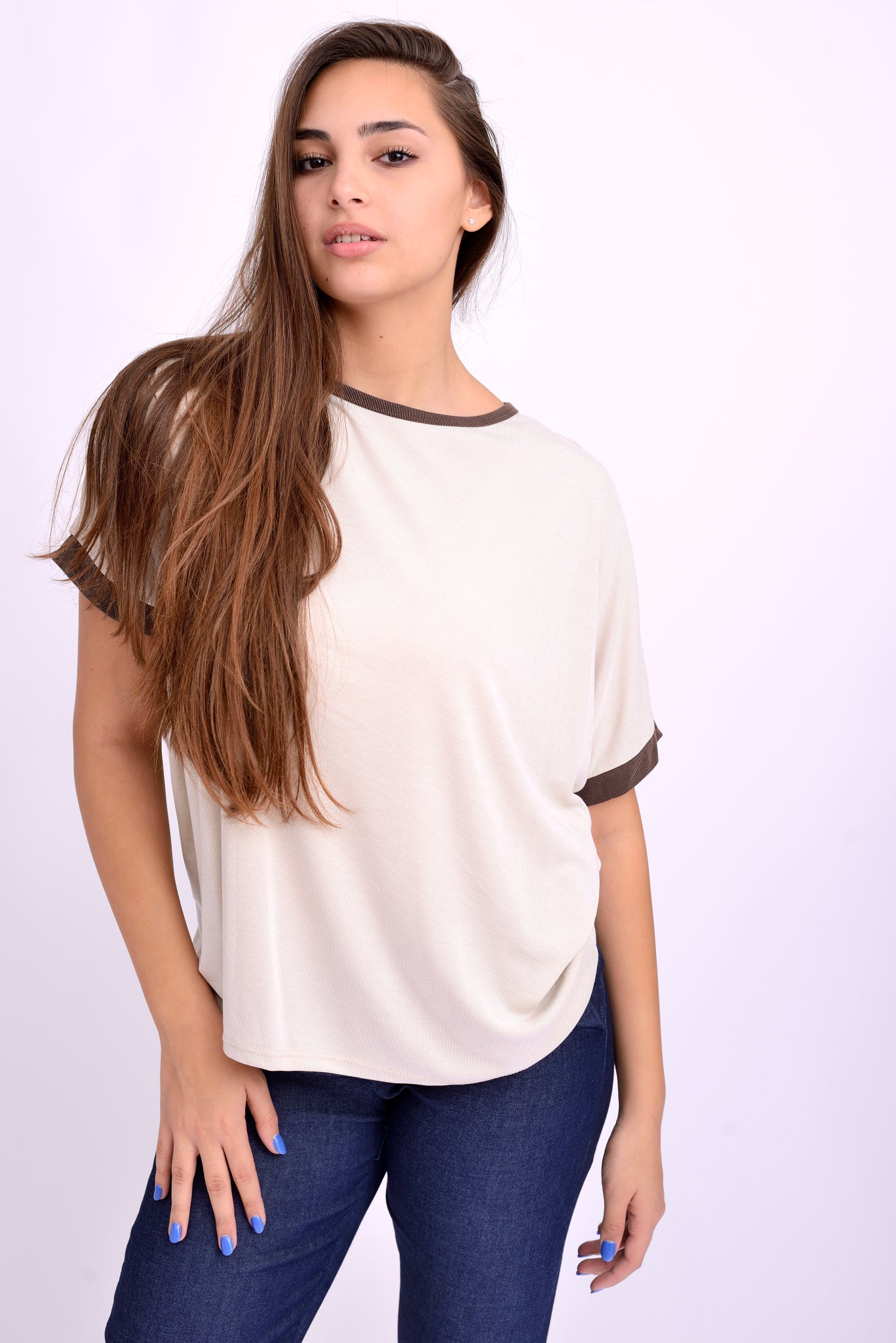 Tricou alb din vâscoză striată cu umeri căzuți și detaliu contrast la mânecă.