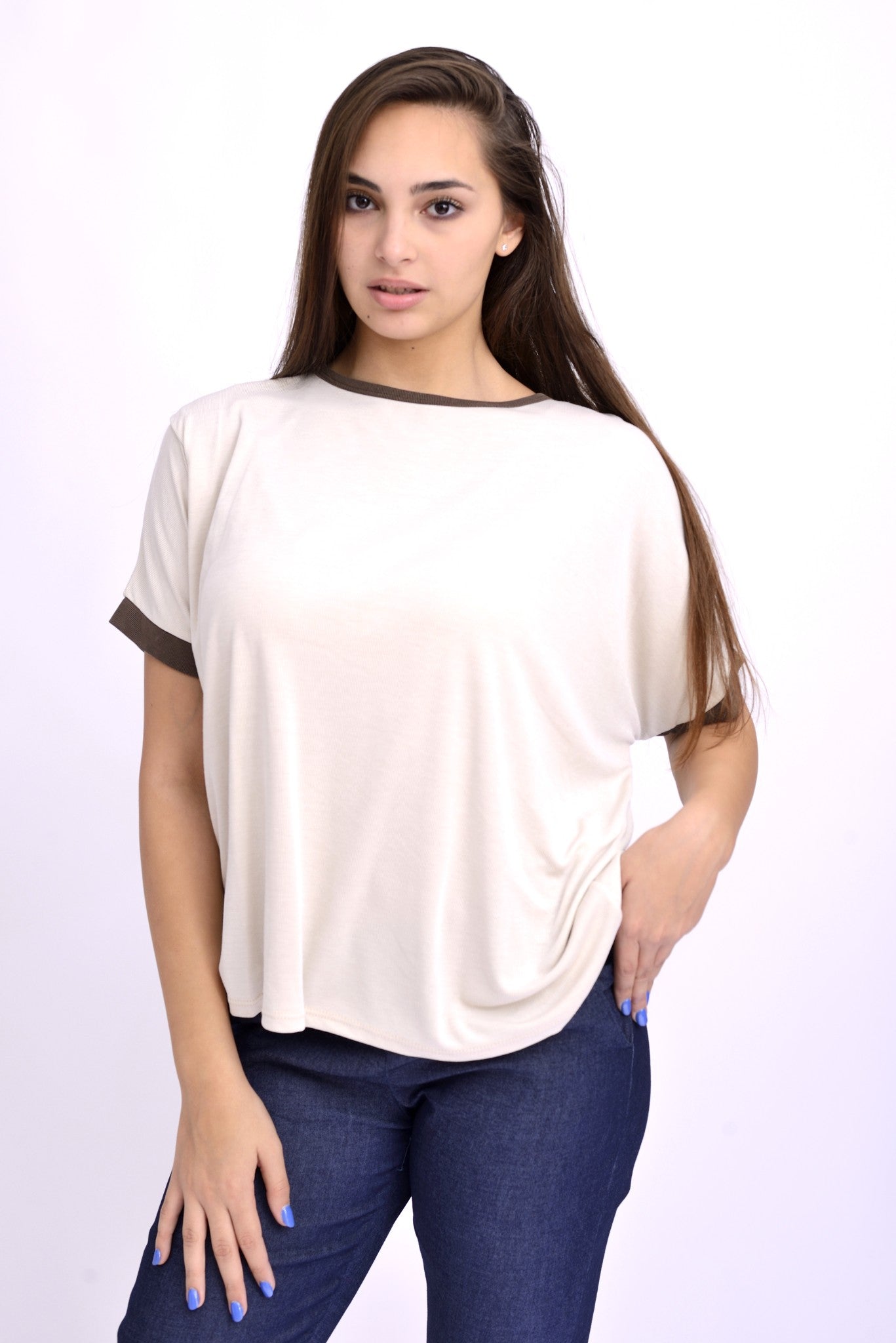 Tricou lejer alb din vâscoză striată, croială dreaptă și oversize.