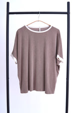 Vedere frontală a unui tricou grej cu umeri căzuți și croială oversize.