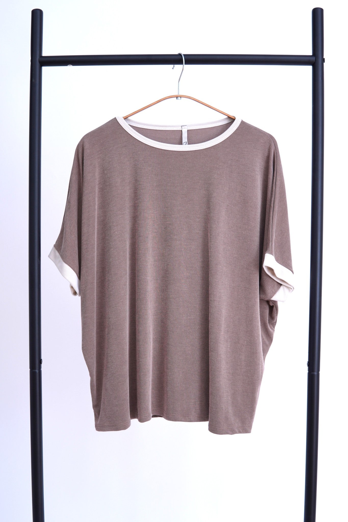 Vedere frontală a unui tricou grej cu umeri căzuți și croială oversize.
