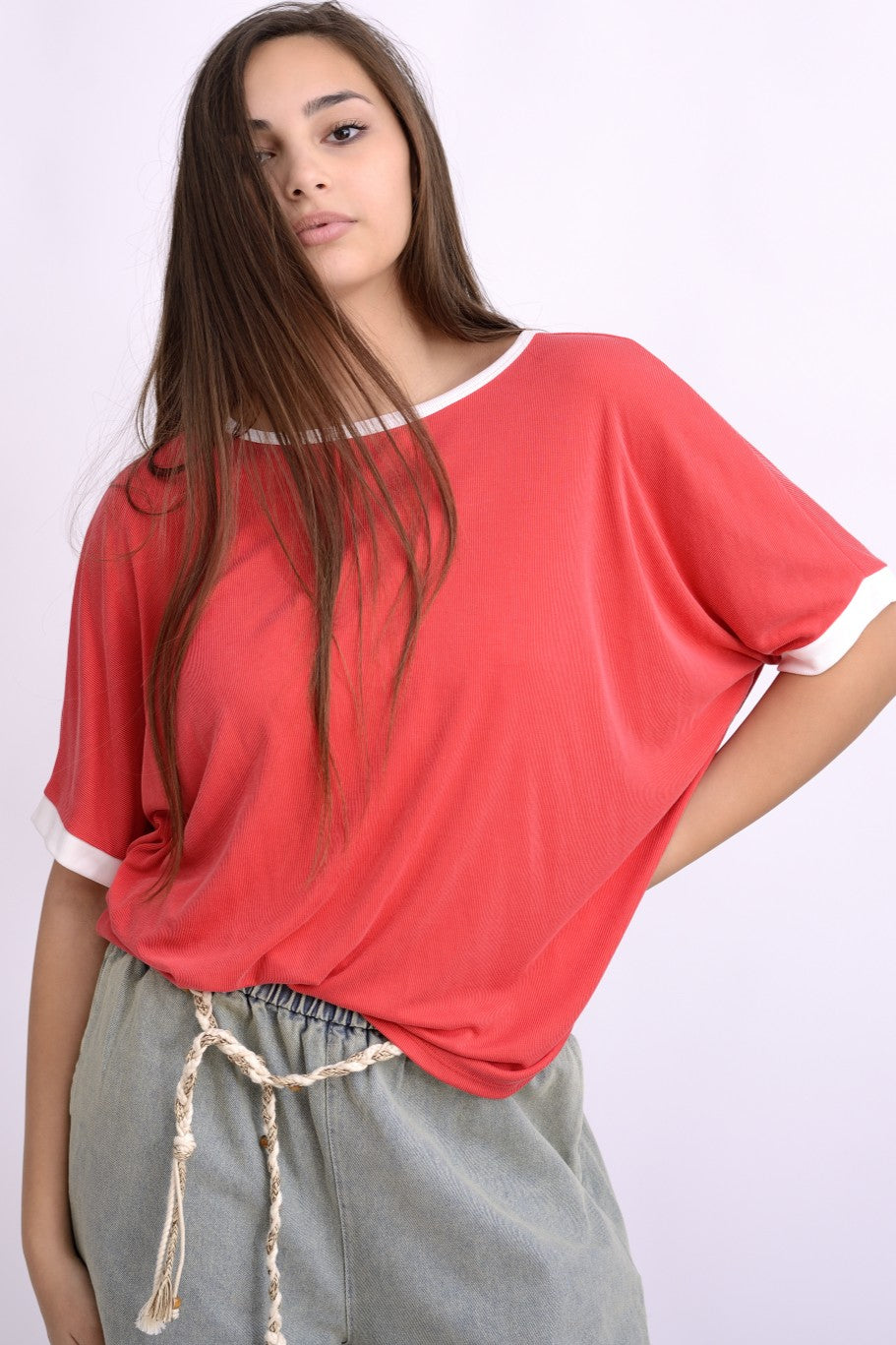 Tricou roșu din vâscoză striată, cu umeri căzuți și mâneci scurte contrastante.