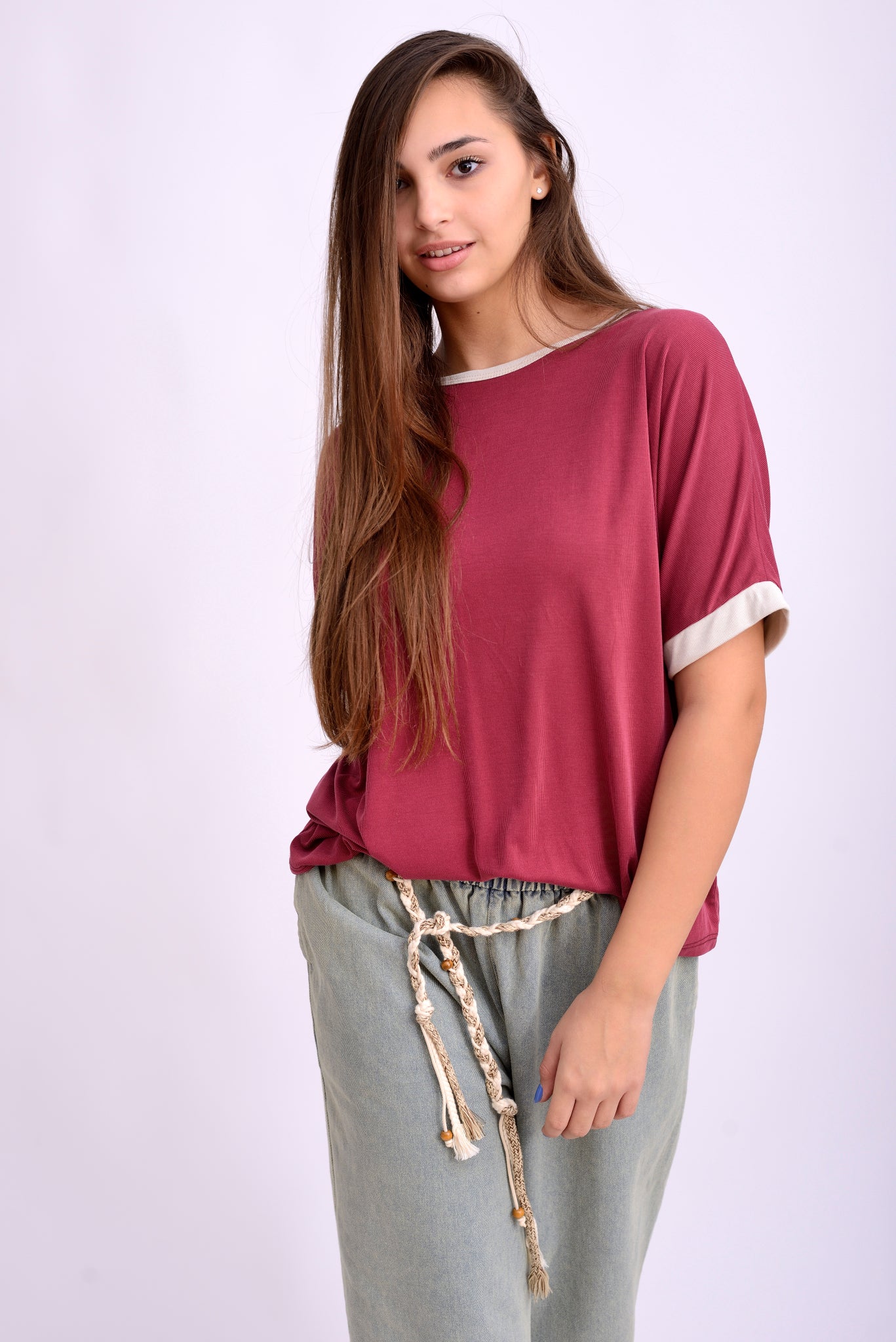 Tricou lejer roșu cu croială dreaptă, textură striată și umeri căzuți.