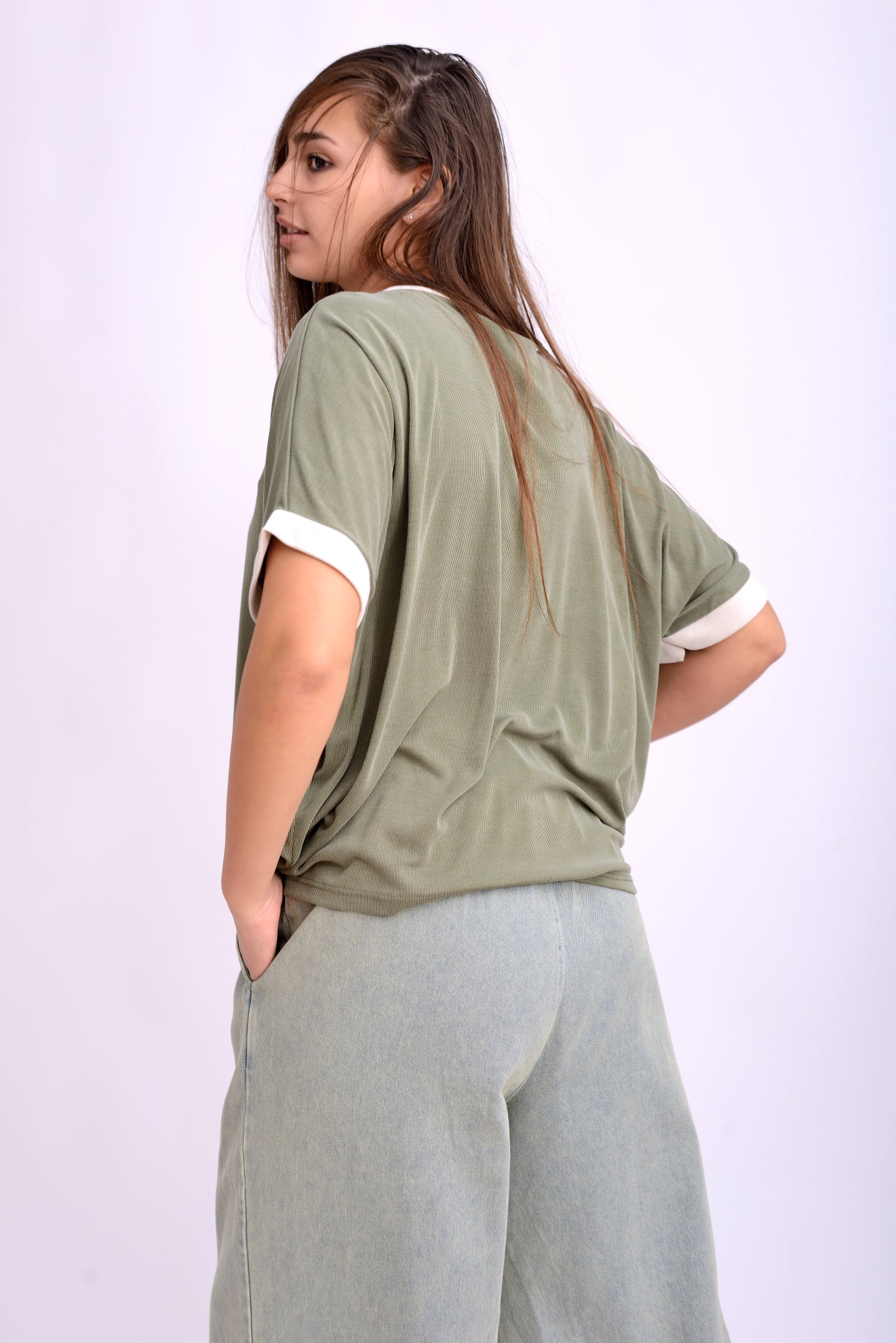 Tricou verde din vâscoză striată cu umeri căzuți și margine contrastantă la mânecă.