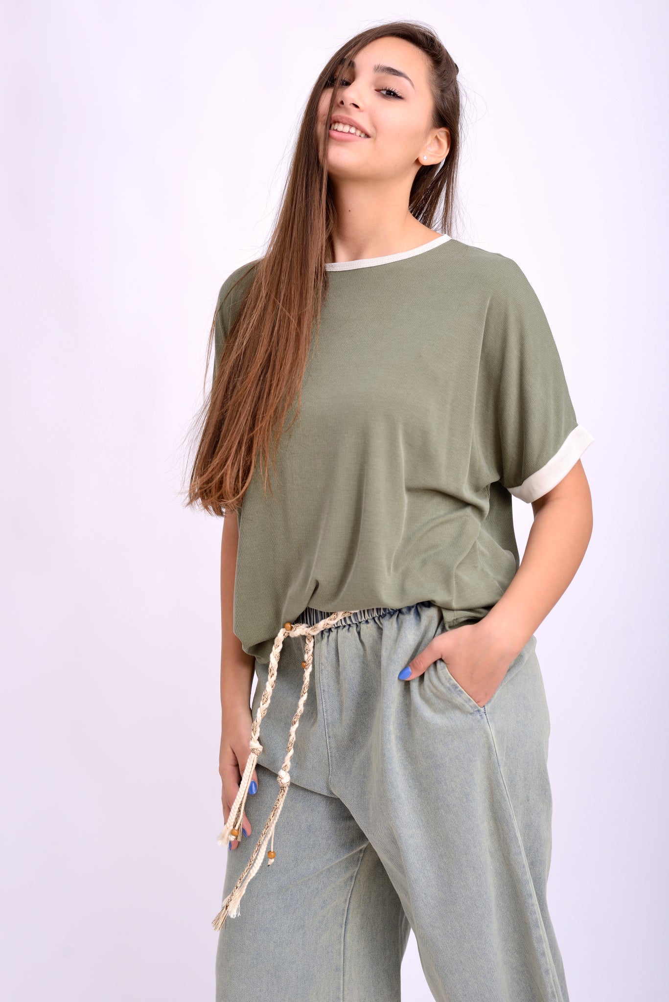 Vedere frontală a unui tricou verde cu umeri căzuți și croială oversize.