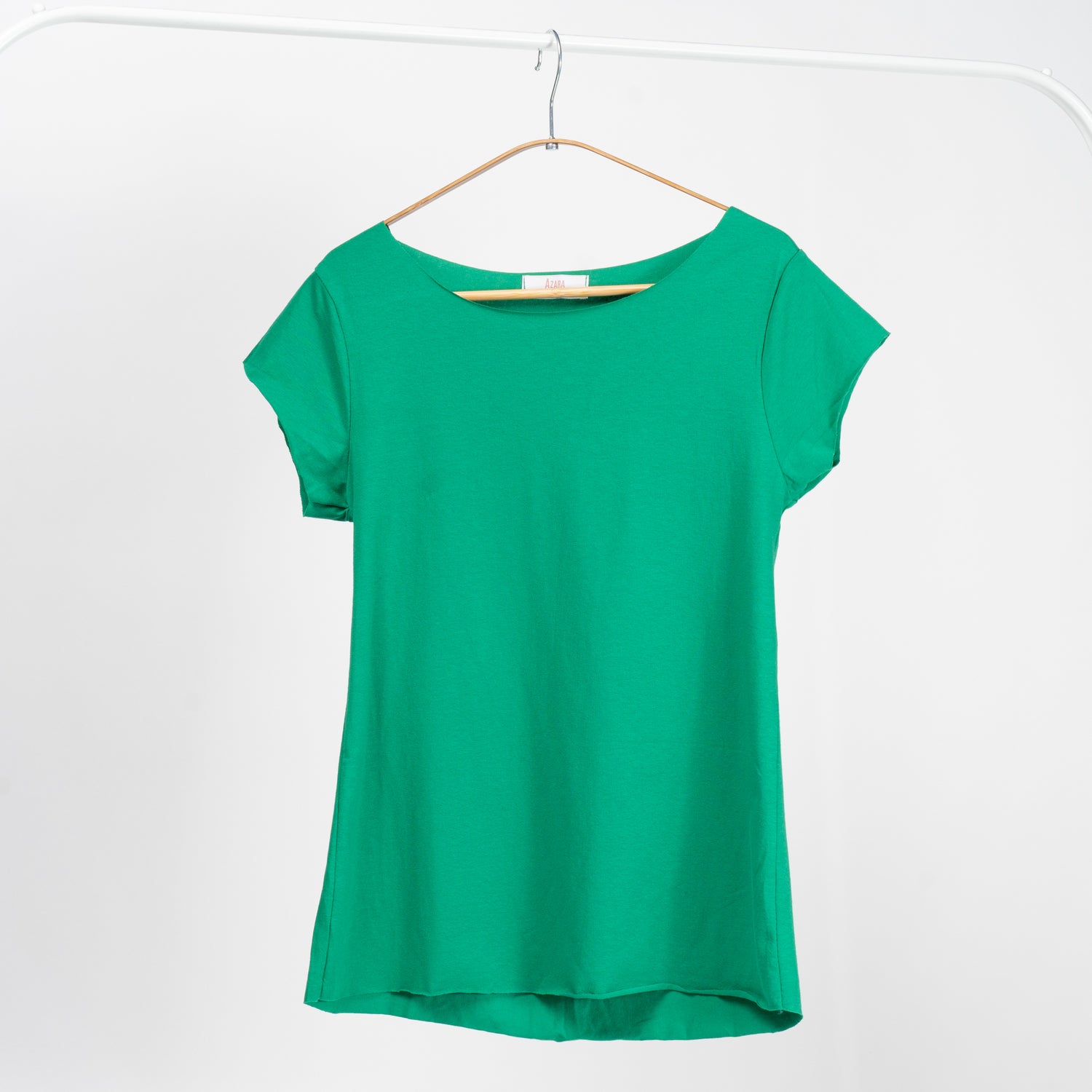 Tricou verde crud cu croială lejeră și mânecă scurtă, din bumbac moale, fotografiat pe umeraș.

