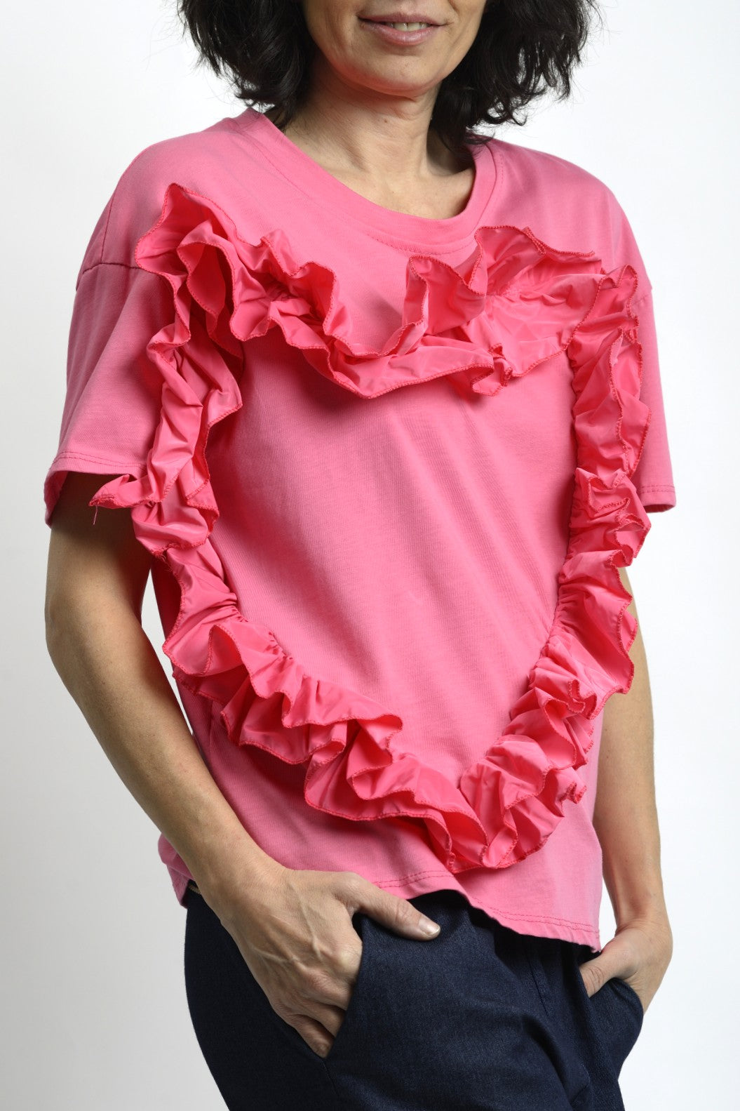 Tricou cu volan din fâș aplicat frontal, croială dreaptă și mânecă scurtă, într-o nuanță vibrantă.