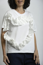 Vedere laterală a tricoului cu volan din fâș, evidențiind linia dreaptă și volumul decorativ.