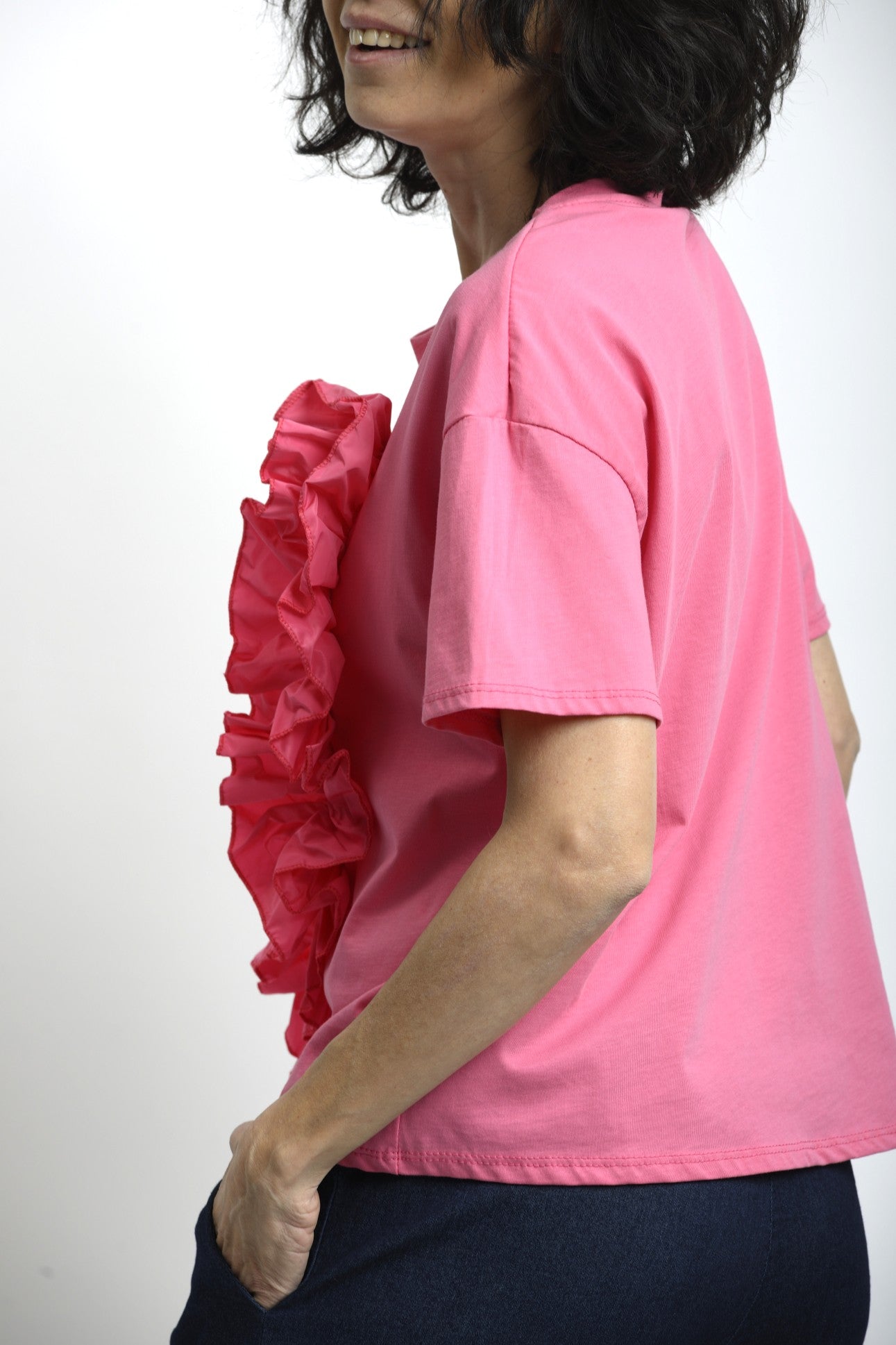 Tricou simplu cu volan din fâș, vedere din spate, cu croială curată și finisaj minimalist.