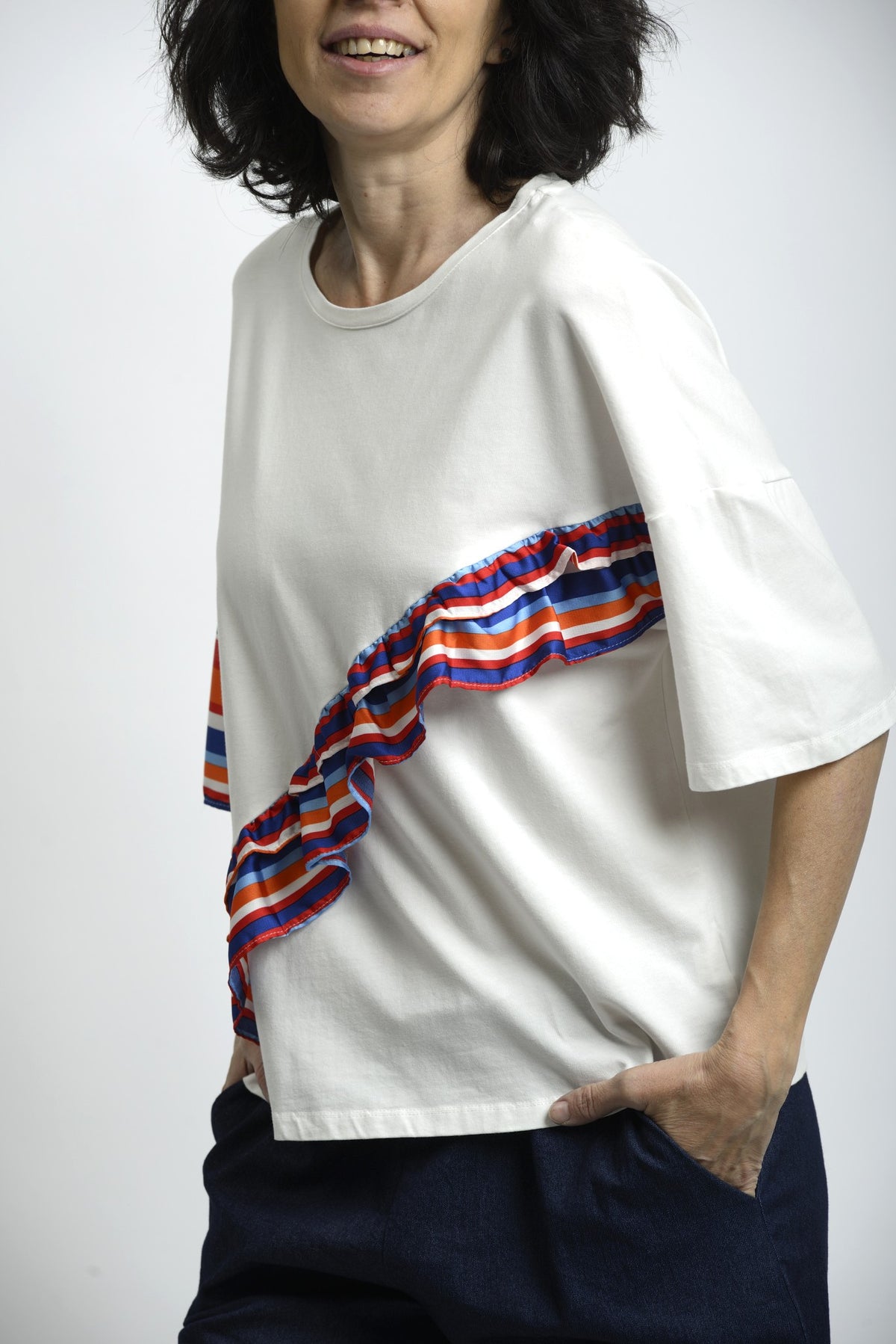 Detaliu de volane rainbow textile, cu textură ușoară și contrast cromatic.