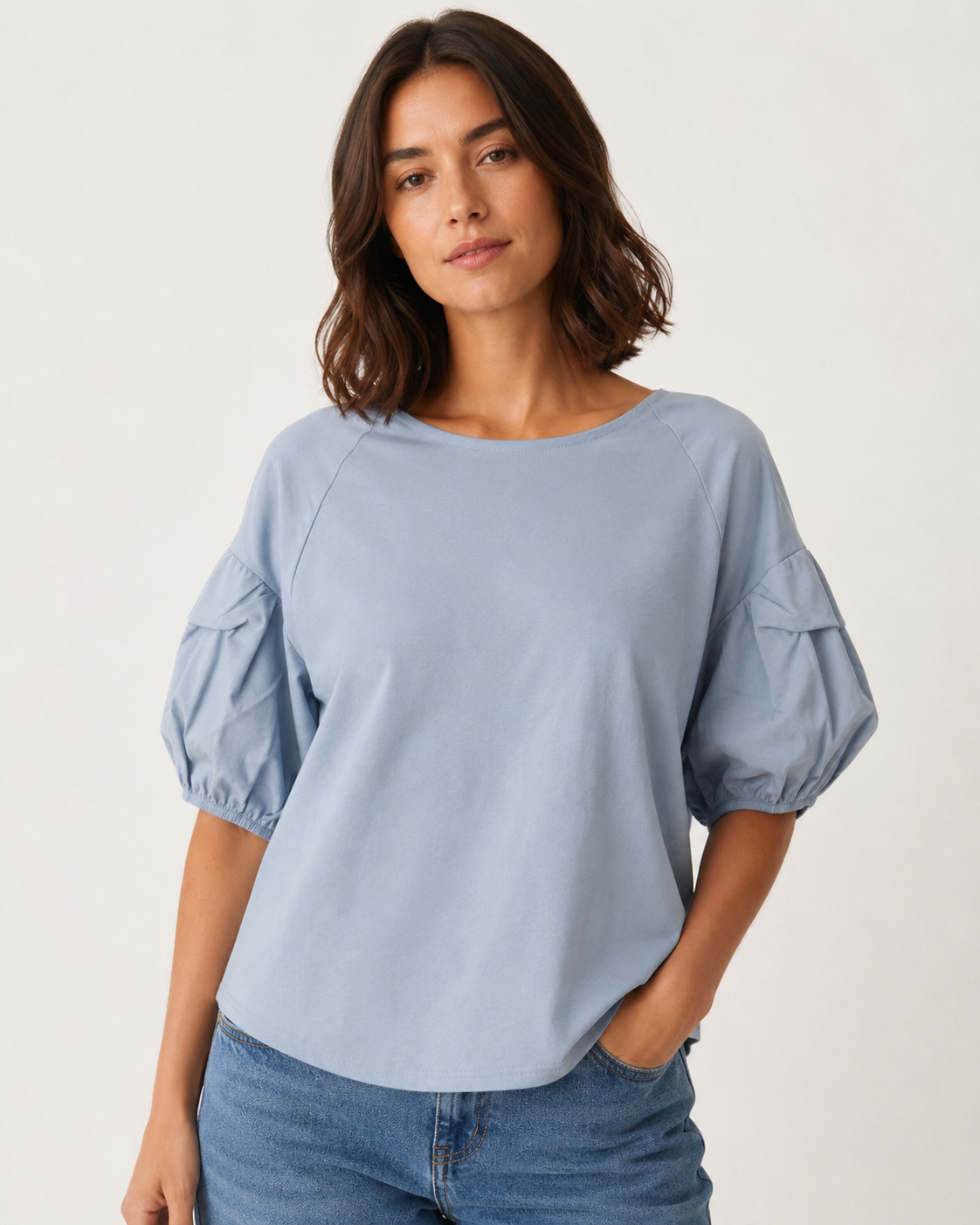 Tricou albastru pal lejer din jerse cu inserții mătăsoase, vedere frontală. All Above Boutique. 