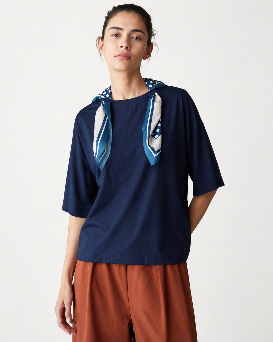 Tricou bleumarin cu eșarfă accesoriu asortată, vedere frontală. All Above Boutique.