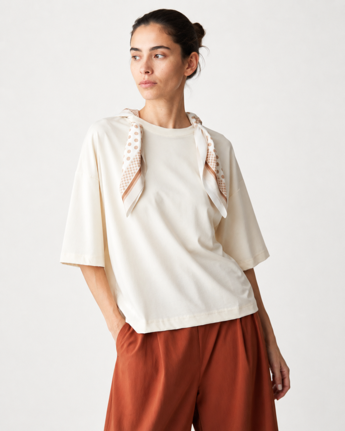 Tricou ivoire cu eșarfă accesoriu asortată, vedere frontală. All Above Boutique.