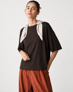 Tricou negru cu eșarfă accesoriu asortată, vedere frontală. All Above Boutique.