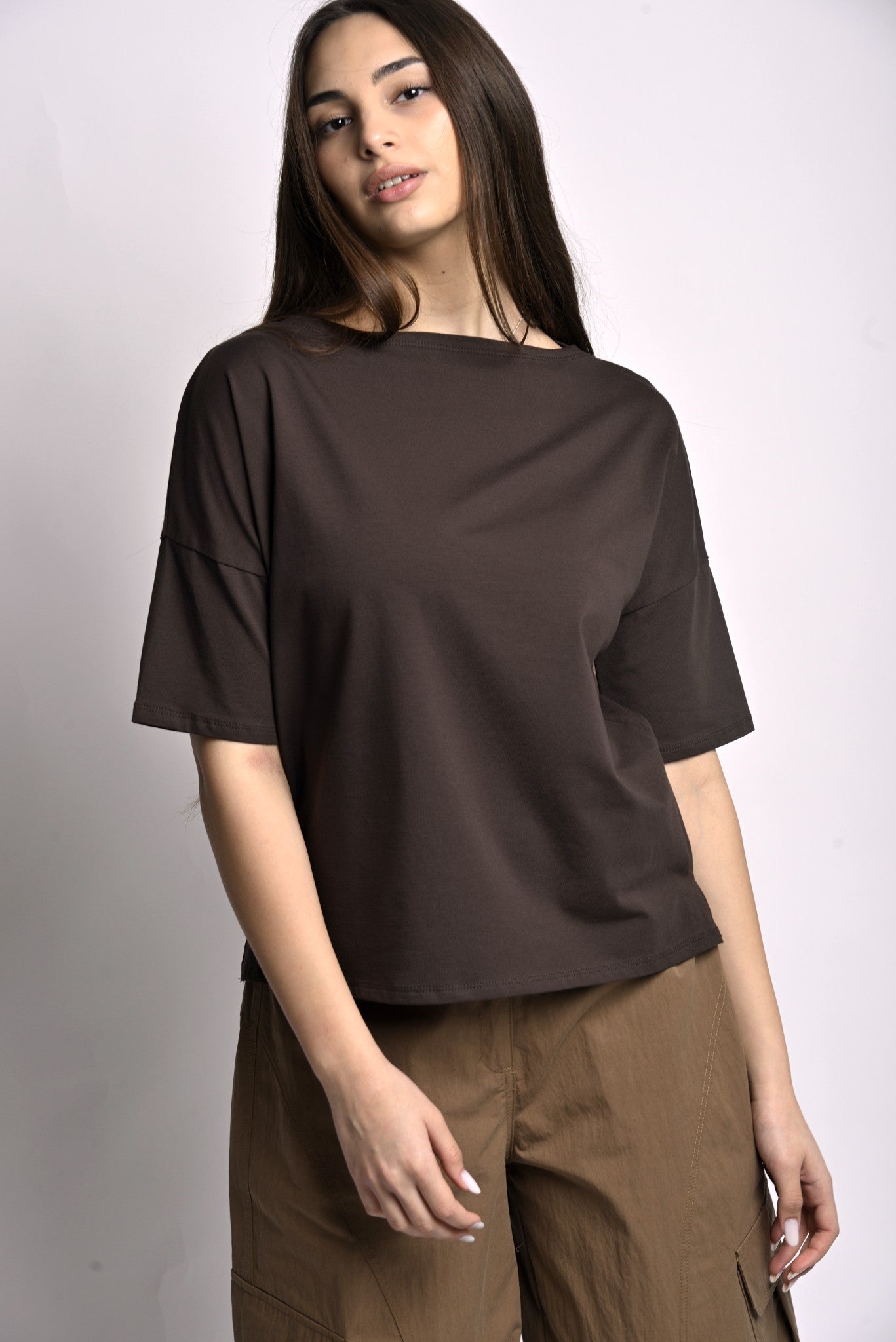Tricou damă maro cafea cu croială lejeră și umeri căzuți, vedere frontală