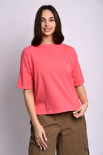 Tricou damă roz somon cu design modern și lejer