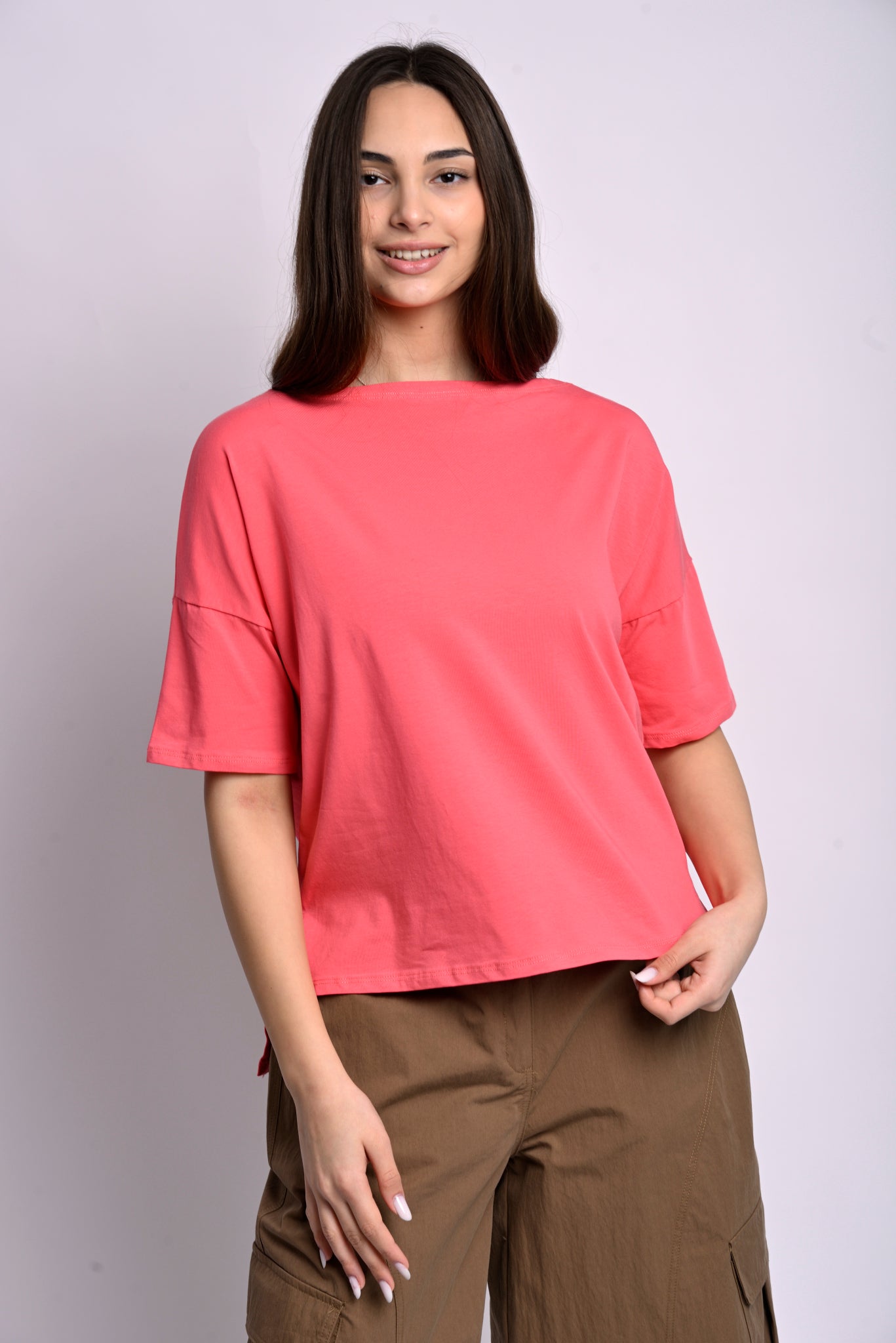 Tricou damă roz somon cu design modern și lejer