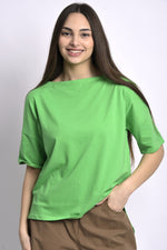 Tricou damă verde cu guler bărcuță și croială lejeră
