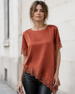 Tricou satinat cărămiziu cu dantelă și tiv în colț, vedere frontală. All Above Boutique.