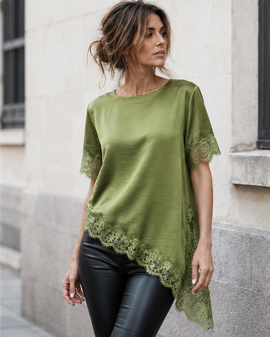 Tricou satinat verde cu dantelă, purtat pe model, croială feminină. All Above Boutique.