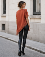 Tricou satinat cărămiziu cu dantelă, vedere din spate. All Above Boutique.