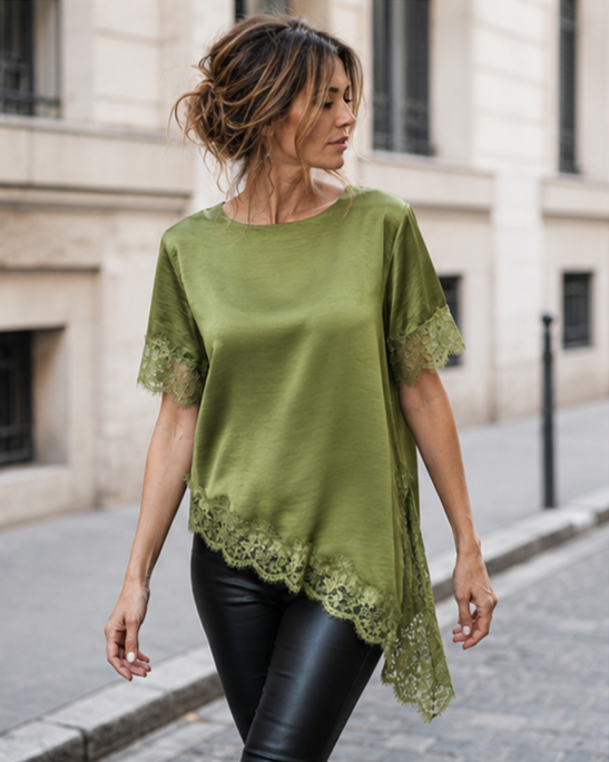Tricou satinat verde cu dantelă la decolteu și tiv asimetric în colț, vedere frontală. All Above Boutique.