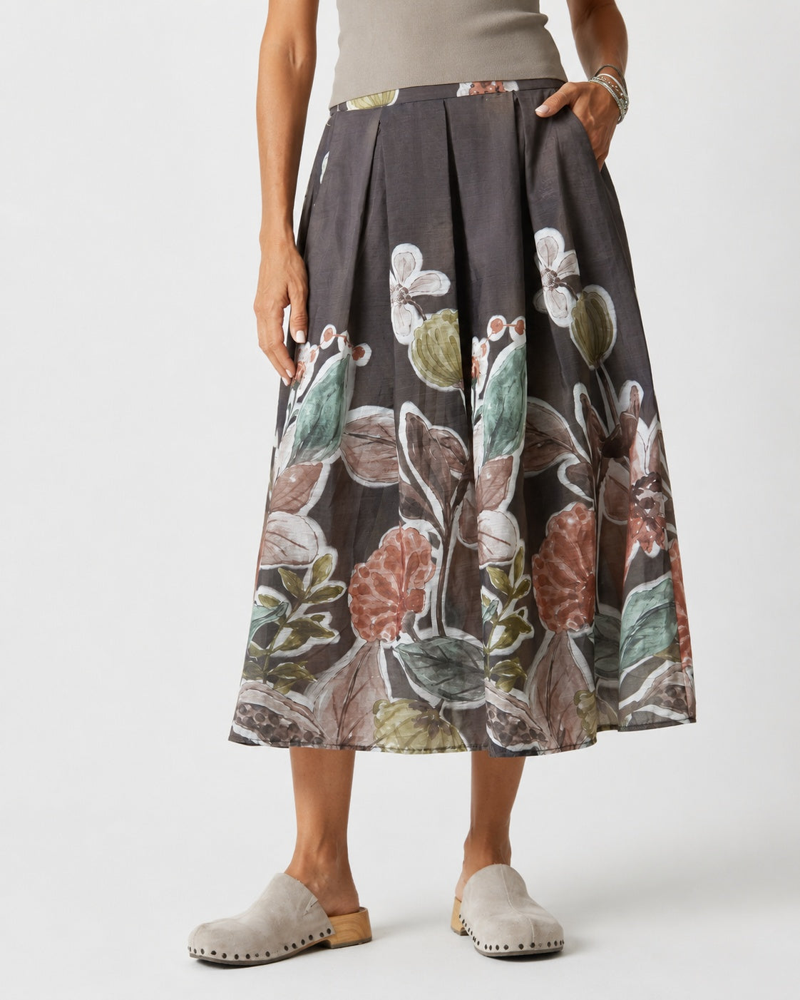 Fustă midi din tencel cu imprimeu floral, nuanța maro cafea, All Above Boutique.