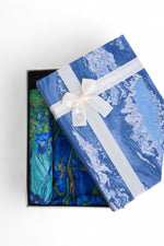 Detaliu de umbrelă cu imprimeu artistic predominant albastru, inspirat din picturi celebre.