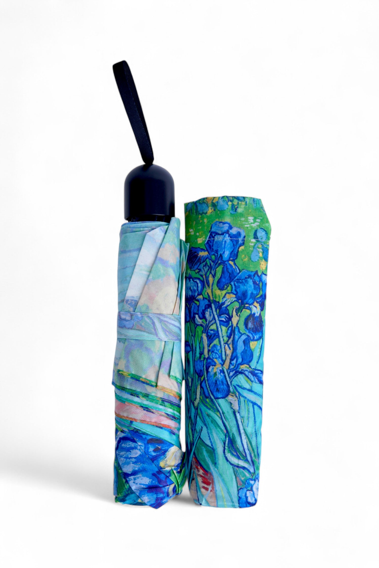 Umbrelă pliată cu mâner și husă asortată, alături de cutia de cadou cu design artistic.