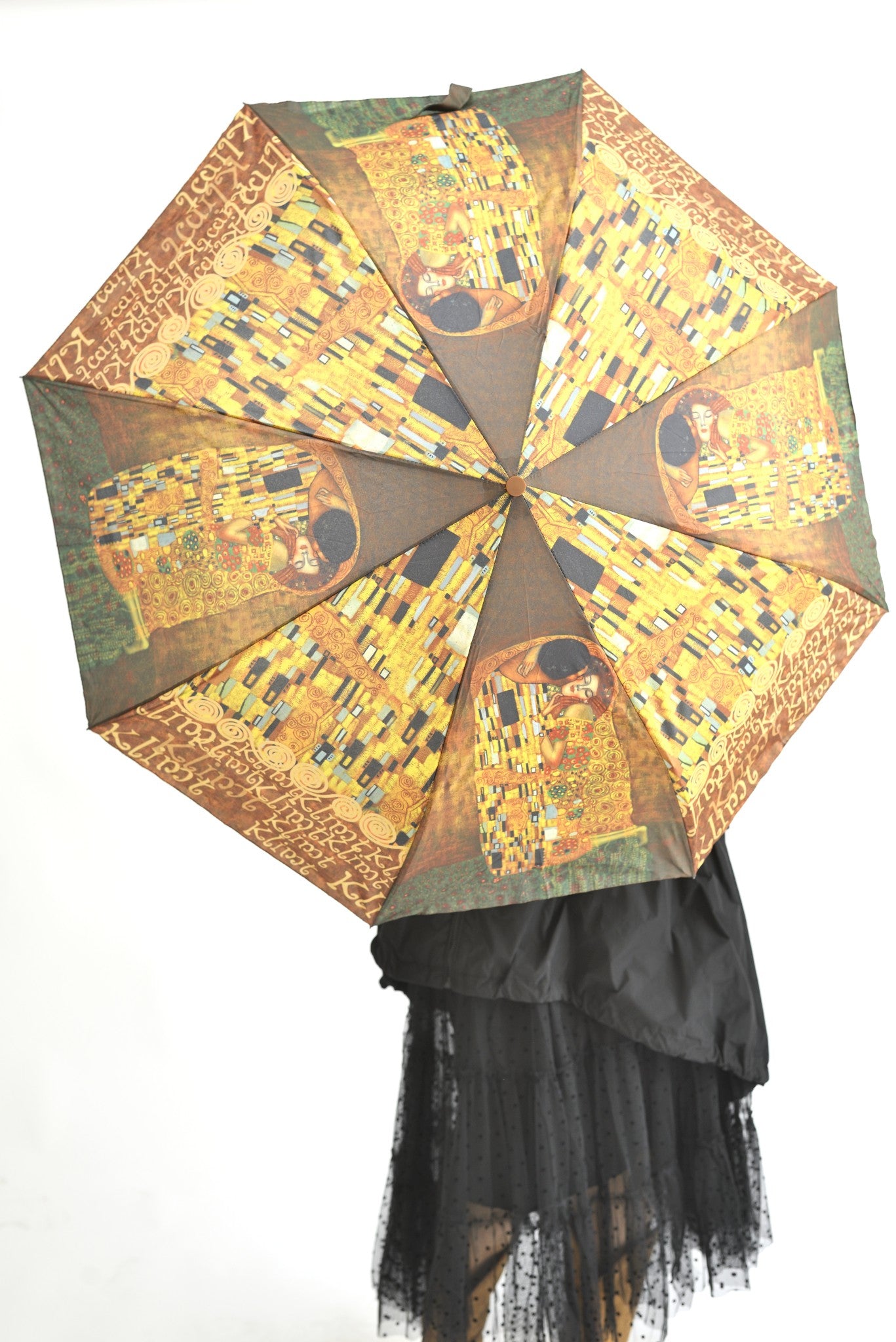 Umbrelă deschisă cu pictura iconică a lui Gustav Klimt, în nuanțe aurii și galbene.