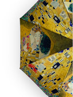 Detaliu al imprimeului cu pictura lui Gustav Klimt pe materialul textil al umbrelei.