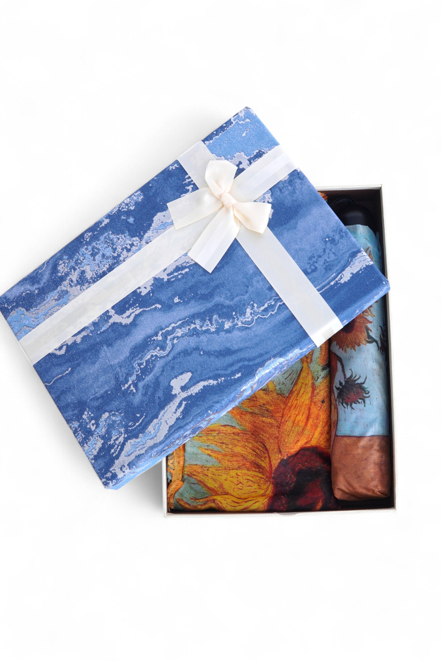 Umbrelă pliată cu imprimeu artistic în nuanțe de albastru, inspirat din picturi celebre.