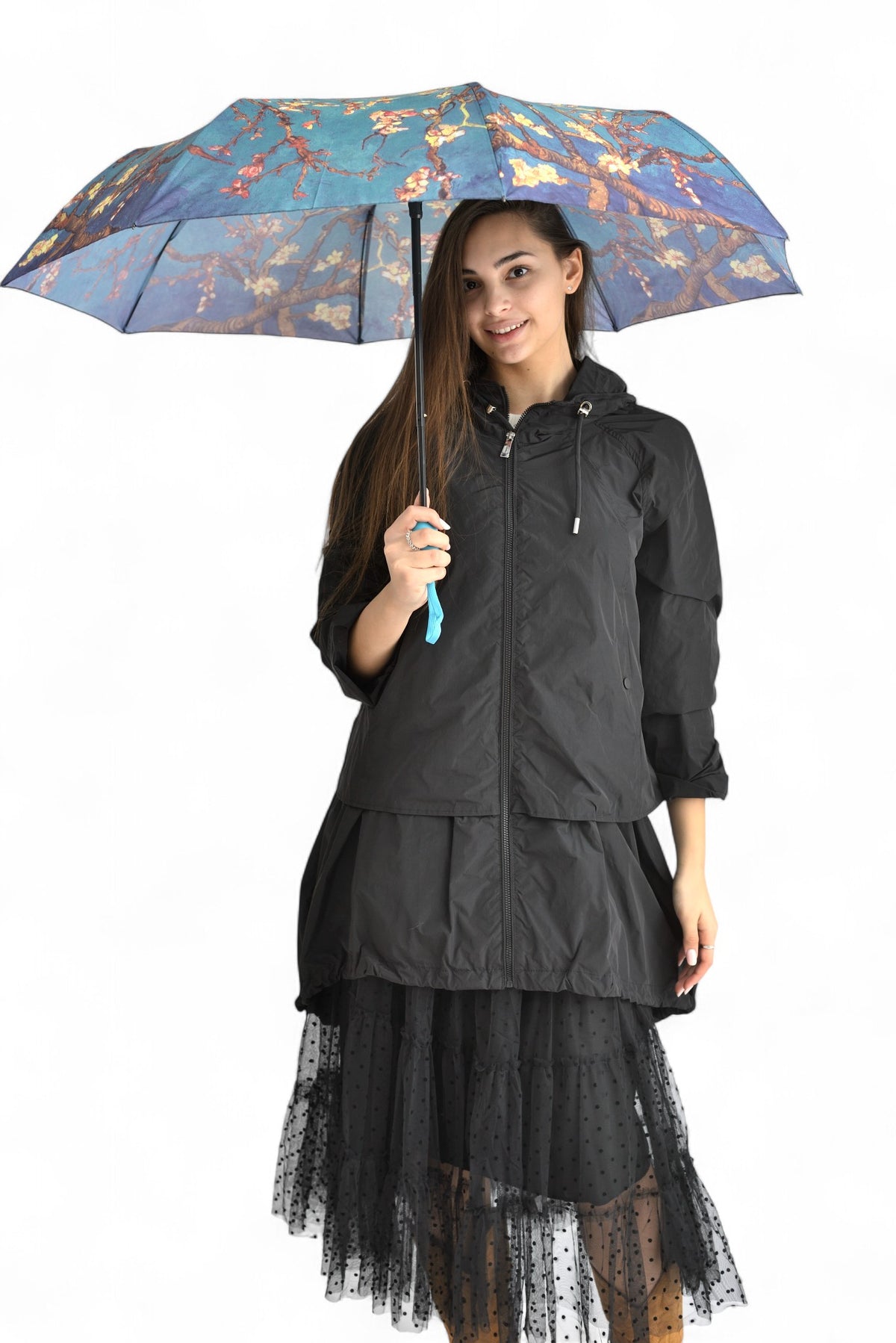 Femeie purtând o umbrelă artistică cu model „Migdal Înflorit” de Vincent van Gogh, elegantă și colorată.