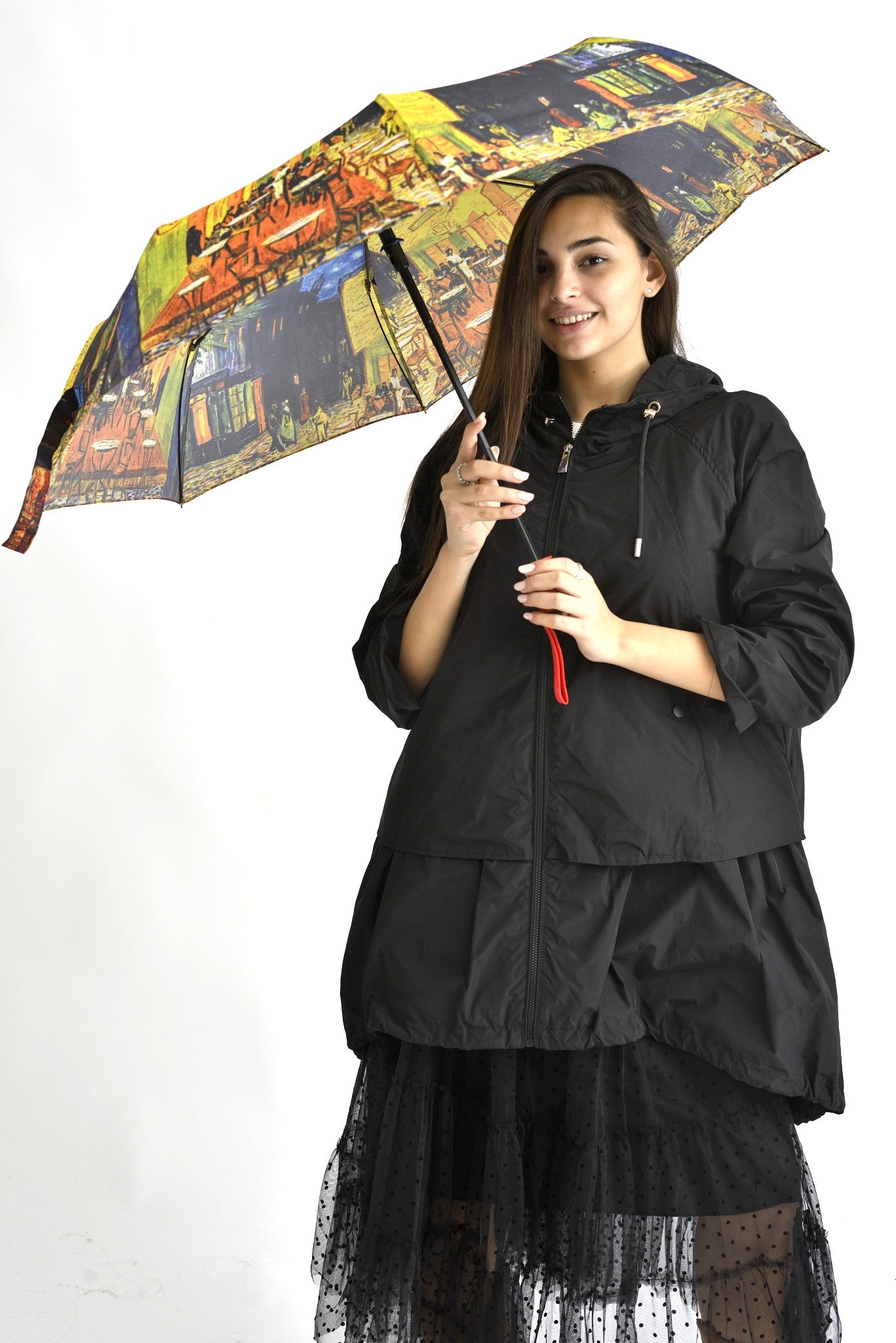 Femeie ținând o umbrelă artistică cu design Vincent van Gogh, perfectă pentru zile ploioase.