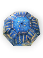 Detaliu al imprimeului vibrant inspirat din pictura „Noaptea Înstelată” de Van Gogh pe materialul textil al umbrelei.