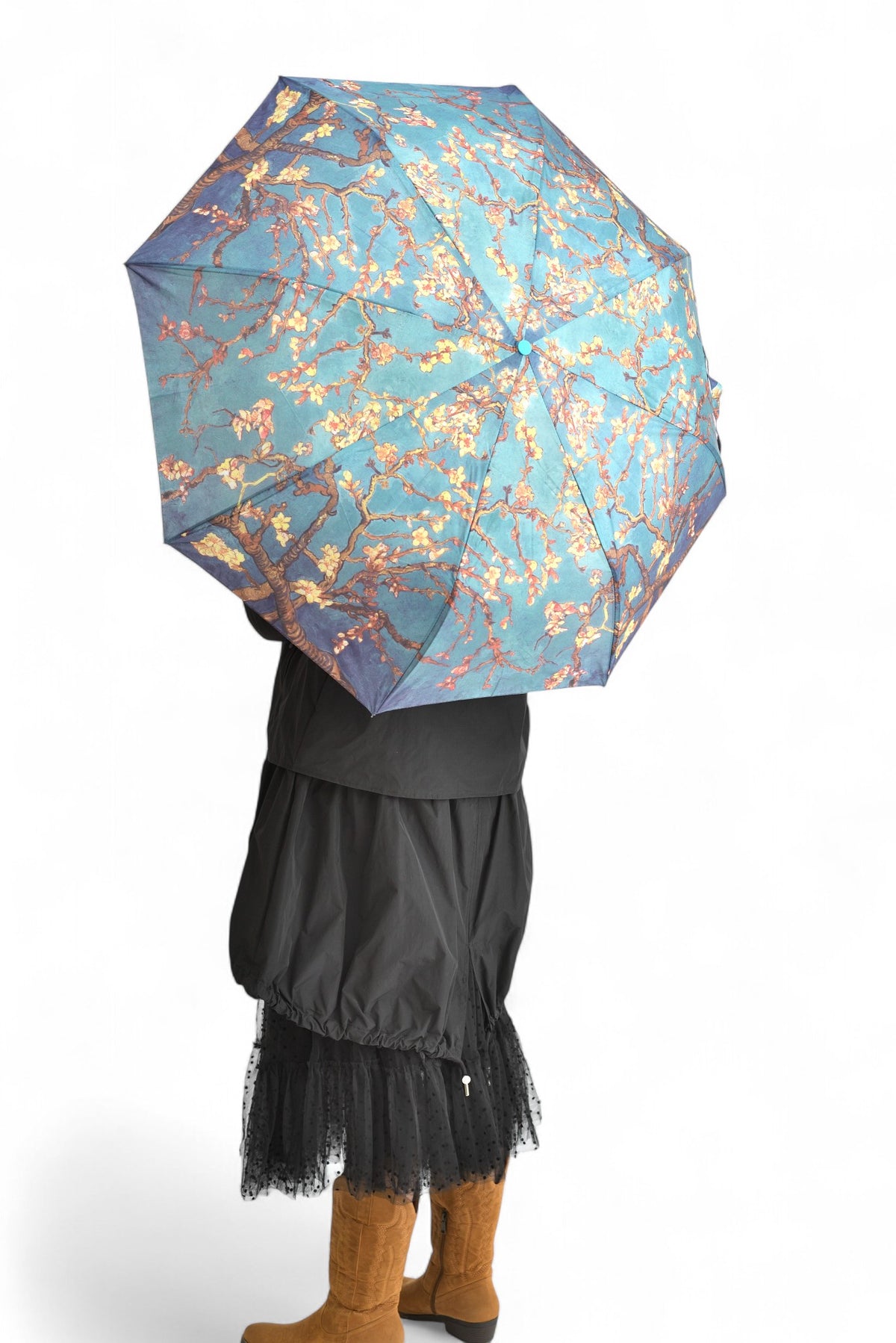 Umbrelă deschisă cu imprimeu floral inspirat din pictura „Migdal Înflorit” a lui Vincent van Gogh, în nuanțe de albastru și turcoaz.