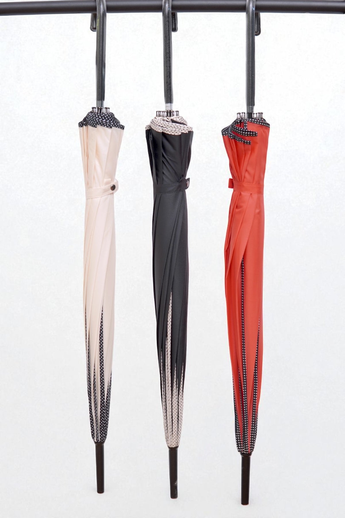 Set de trei umbrele elegante din poliester – bej, negru și roșu – cu mâner curbat din plastic și structură metalică