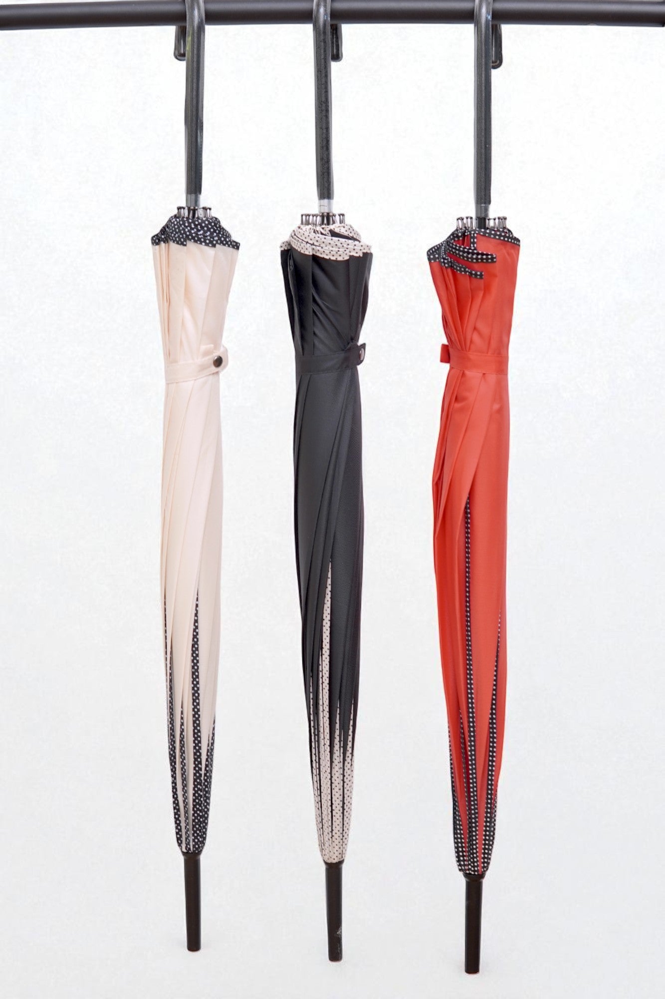 Set de trei umbrele elegante din poliester – bej, negru și roșu – cu mâner curbat din plastic și structură metalică
