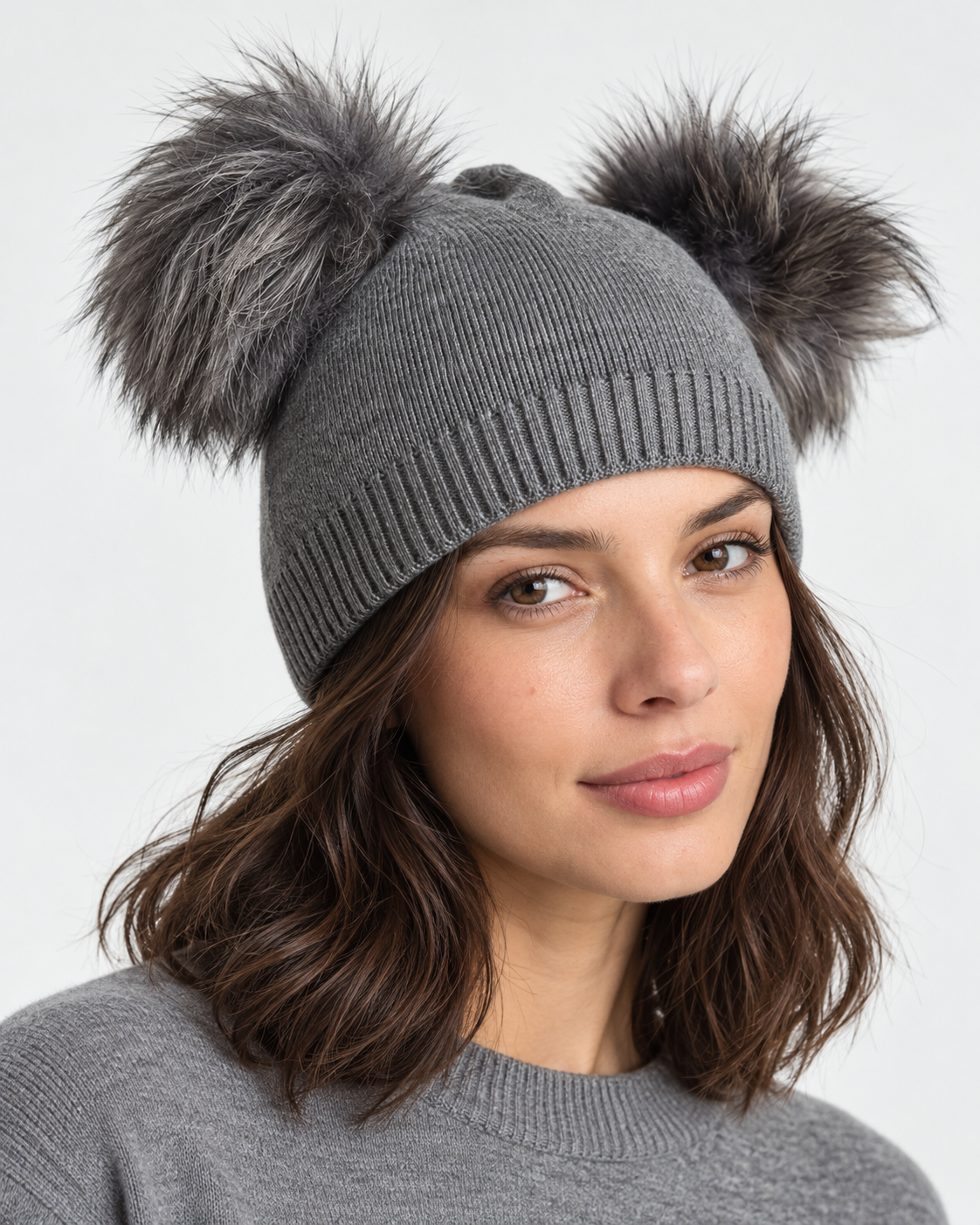 Căciulă din tricot gri închis cu două urechi din blăniță, vedere frontală - All Above Boutique