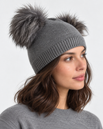 Căciulă din tricot gri închis cu două urechi din blăniță, purtată pe model - All Above Boutique