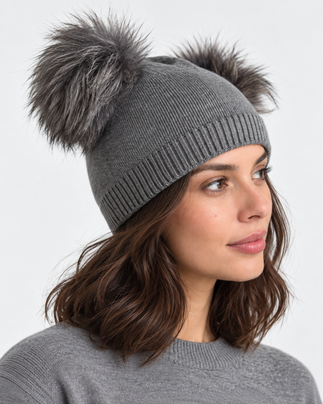 Căciulă din tricot gri închis cu două urechi din blăniță, purtată pe model - All Above Boutique