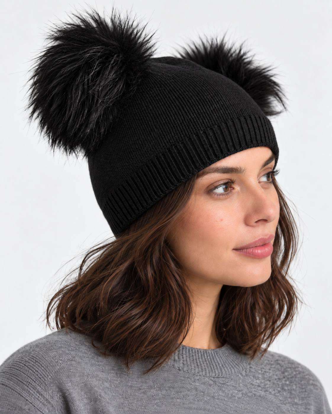 Căciulă din tricot neagră cu două urechi din blăniță, vedere din profil - All Above Boutique